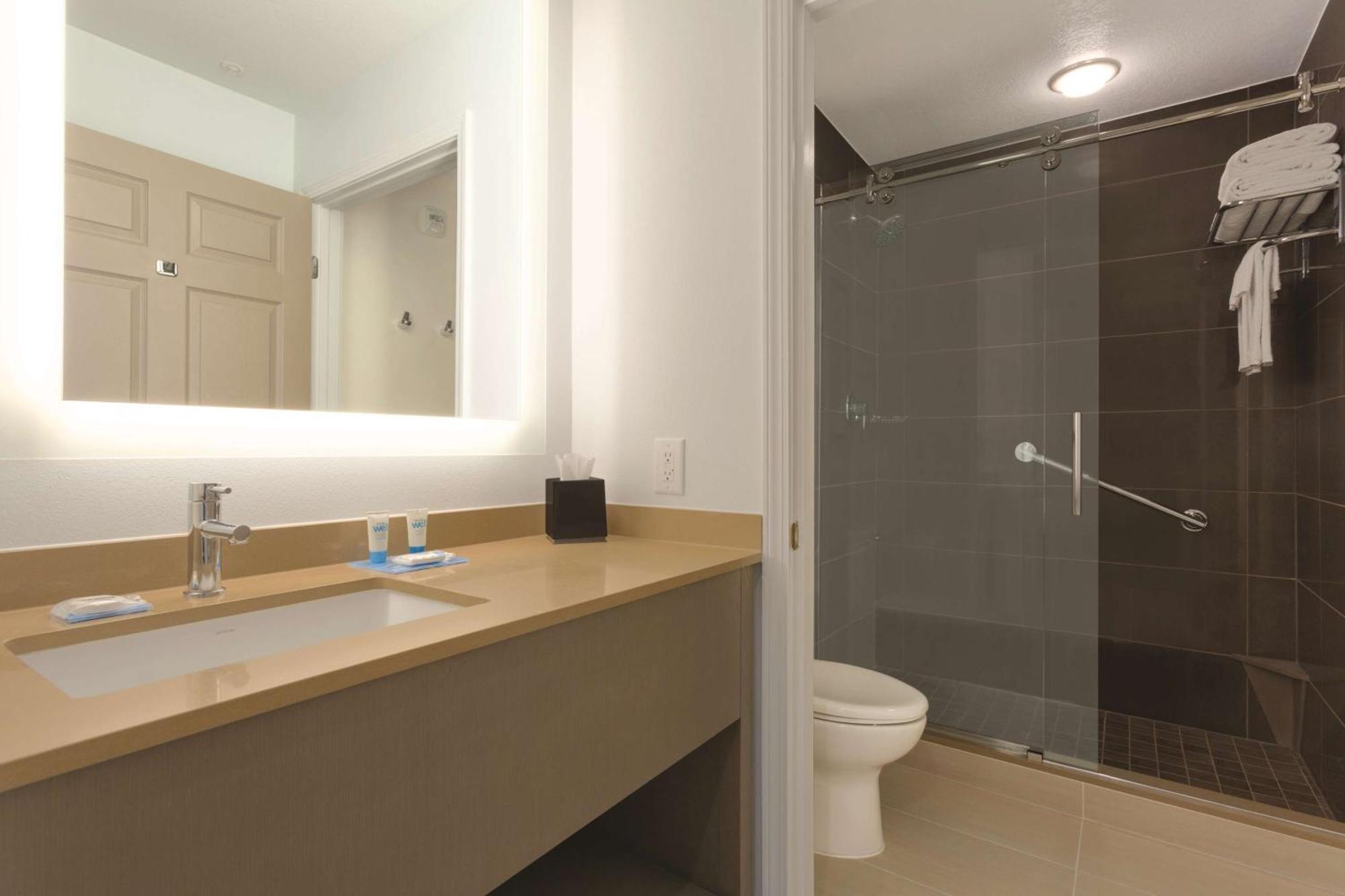 One-Bedroom King Suite,697478667:JPEG
